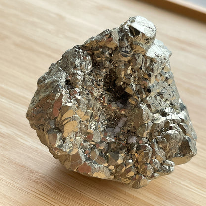 黃鐵礦又名愚人金(Fool’s Gold)  黃鐵礦是鐵和硫所形成的礦物，外觀反射出金黃色的光芒，所以會有人將黃鐵礦和黃金搞混。  🔮聚財法寶🔮  除了大家都十分熟悉的招財聚財功效外，其實黃鐵礦還可以用作辟邪，清除負氣場，淨化室內環境之用。  ** 記得盡量不要將黃鐵礦接觸水氣，盡量保持乾爽，平時得閒用乾紙巾抹抹保持閃令令就可以了😊     Origin : Peru 🇵🇪