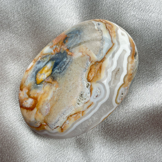 海洋碧玉手把  Pastels 感覺的顏色是真的很吸引的，有一種很平靜的感覺  這個還有很美的結晶位   海洋碧玉又名海洋石，是馬達加斯加的特產，最初發現於沿海地區，顏色範圍廣泛，色彩多樣性，大多數是由不透明的玉髓及石英組成的，而有些部分則是半透明及結晶化的。而海洋碧玉也稱作球形碧玉(Orbicular Jasper)。  海洋碧玉是你心情覺得沮喪時的好夥伴  -穩定情緒，平衡身心  -釋除負面的自我認知  -排走負能量，令頭腦清晰  -開啟內心的快樂和滿足   