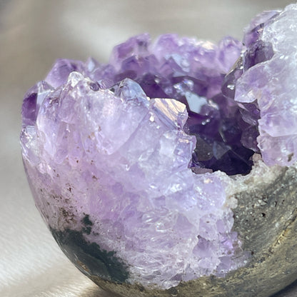 Brazil Amethyst Sphere 巴西紫晶開口笑球  開口笑水晶簇球是一種很多人喜愛的風水石，有招財聚財，招貴人之效用，如果想放置的位置唔容許擺設大型晶洞，這種開口笑一定會是最佳選擇😊  紫晶，一向代表著智慧，加強決策力，利人緣，對舒緩緊張情緒有幫助，促進問題解決。