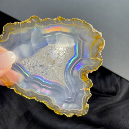 虹彩瑪瑙是一種細帶狀、半透明的石髓 (Chalcedony)，並且可將透射光分解成為光譜顏色。”Iris”意為”彩虹”或”虹彩虹色的”，源自於希臘彩虹女神的名字。  Iris agate is a finely-banded, translucent variety of chalcedony that breaks up transmitted light into spectral colors. The word “Iris” means “rainbow” or “to make iridescent” and is derived from the name of the Greek goddess of the rainbow.     *以上資料轉載自 “GIA Hong Kong - Jul 2021”