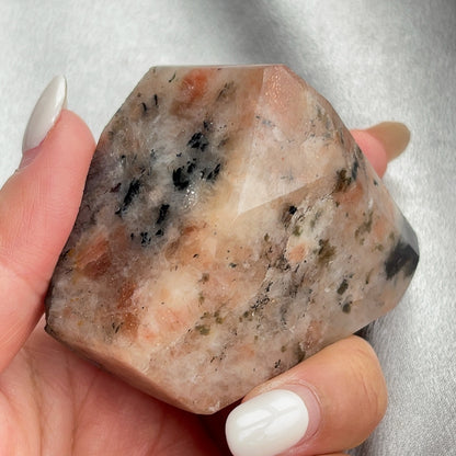  太陽石堇青石共生隨形  Sunstone Iolite  太陽石堇青石結合了Sunstone的溫暖喜悅和Iolite的涼爽平靜，幫助我們看到可能性。當生活感覺混亂，他能幫助我們重新接地並冷靜地評估情況。而且激活了我們解決問題的技能，鼓勵邏輯和直覺思維，帶來新的視角。太陽石堇青石推薦給任何想在身心上更健康的人，幫助我們養成健康的習慣並持開放態度。