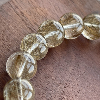 高質香檳色魔鬼髮晶/銀銅髮晶  全清晶體，髮多分明。在燈光照耀下，會呈現非常美麗的閃爍效果。是加強財運方面的好選擇！   -旺正財及偏財  -有利生意增長，開拓業務  -有助改善個人運勢  -助你找回自信，做事積極向上  -增強領導能力  -加強決策力，勇氣和魄力  -可作護身符，辟邪擋煞  -去負能量