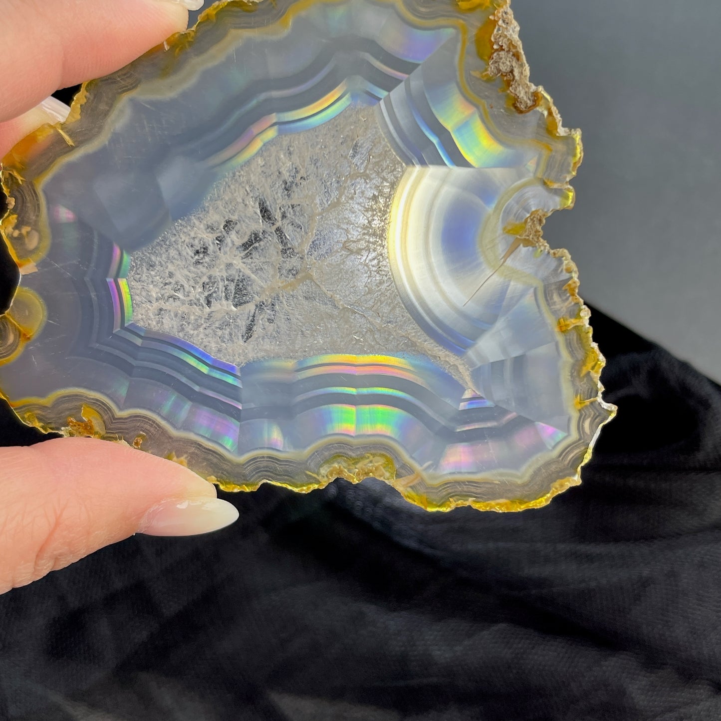 虹彩瑪瑙是一種細帶狀、半透明的石髓 (Chalcedony)，並且可將透射光分解成為光譜顏色。”Iris”意為”彩虹”或”虹彩虹色的”，源自於希臘彩虹女神的名字。  Iris agate is a finely-banded, translucent variety of chalcedony that breaks up transmitted light into spectral colors. The word “Iris” means “rainbow” or “to make iridescent” and is derived from the name of the Greek goddess of the rainbow.     *以上資料轉載自 “GIA Hong Kong - Jul 2021”