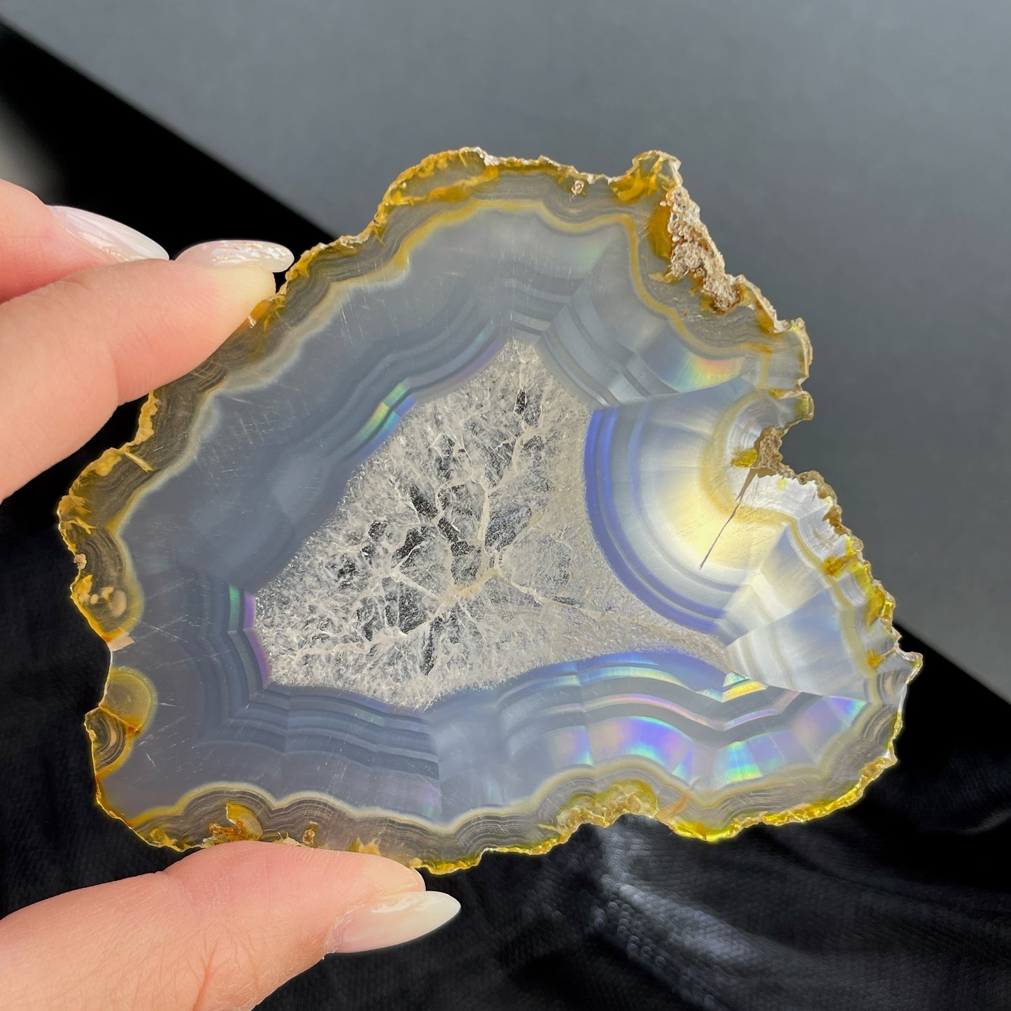 虹彩瑪瑙是一種細帶狀、半透明的石髓 (Chalcedony)，並且可將透射光分解成為光譜顏色。”Iris”意為”彩虹”或”虹彩虹色的”，源自於希臘彩虹女神的名字。  Iris agate is a finely-banded, translucent variety of chalcedony that breaks up transmitted light into spectral colors. The word “Iris” means “rainbow” or “to make iridescent” and is derived from the name of the Greek goddess of the rainbow.     *以上資料轉載自 “GIA Hong Kong - Jul 2021”