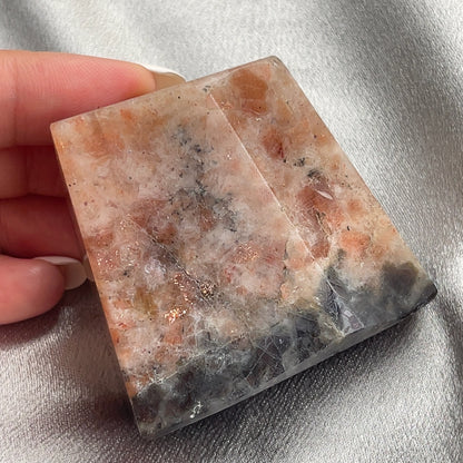 Sunstone Iolite  太陽石堇青石結合了Sunstone的溫暖喜悅和Iolite的涼爽平靜，幫助我們看到可能性。當生活感覺混亂，他能幫助我們重新接地並冷靜地評估情況。而且激活了我們解決問題的技能，鼓勵邏輯和直覺思維，帶來新的視角。太陽石堇青石推薦給任何想在身心上更健康的人，幫助我們養成健康的習慣並持開放態度。