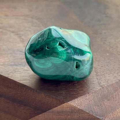 孔雀石  孔雀石鮮明的綠色色調和圖紋擁有一種獨特嘅魅力。  原來這種礦石在西元前埃及人是會將這種礦石磨成粉末作顏料來使用，這種方法連日本人都一樣把這個顏料當做岩繪的工具，是珍貴的日本畫材料，並且稱為「岩綠青」。  除此之外，歐洲國家會用作作各樣的護身符，有助吸引負面能量，為你帶來安定和情緒平衡。   