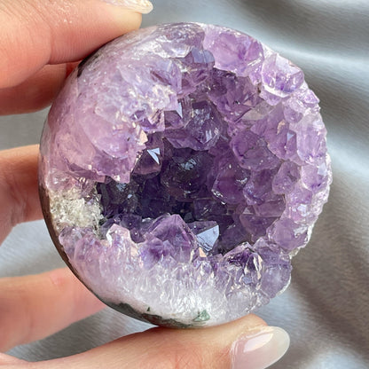Brazil Amethyst Sphere 巴西紫晶開口笑球  開口笑水晶簇球是一種很多人喜愛的風水石，有招財聚財，招貴人之效用，如果想放置的位置唔容許擺設大型晶洞，這種開口笑一定會是最佳選擇😊  紫晶，一向代表著智慧，加強決策力，利人緣，對舒緩緊張情緒有幫助，促進問題解決。
