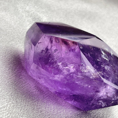 紫水晶隨形 紫水晶  -代表著智慧，幫助頭腦清晰  -增加機智，提高直覺力與潛意識  -有助思考，激發創意，加強記憶力  -有「社交之石」之稱，有助於常遇貴人  -紫色光招引人緣及貴人，具有中國風水學裡「因貴得財」之意。  -加強包容心、容忍性  -舒緩緊張情緒，鎮定安神