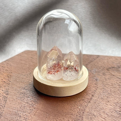 紅超7 mini point(白水晶內含鐵氧化物)  柱子裡面的內含物屬鐵氧化物-赤鐵礦/針鐵礦，部分更呈金字塔  -加強運勢  -招人緣  -正姻緣愛情  -旺事業