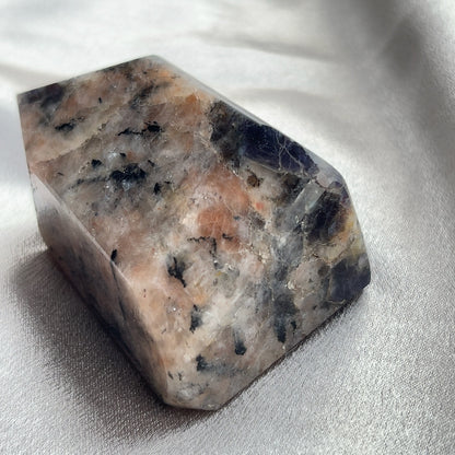  太陽石堇青石共生隨形  Sunstone Iolite  太陽石堇青石結合了Sunstone的溫暖喜悅和Iolite的涼爽平靜，幫助我們看到可能性。當生活感覺混亂，他能幫助我們重新接地並冷靜地評估情況。而且激活了我們解決問題的技能，鼓勵邏輯和直覺思維，帶來新的視角。太陽石堇青石推薦給任何想在身心上更健康的人，幫助我們養成健康的習慣並持開放態度。