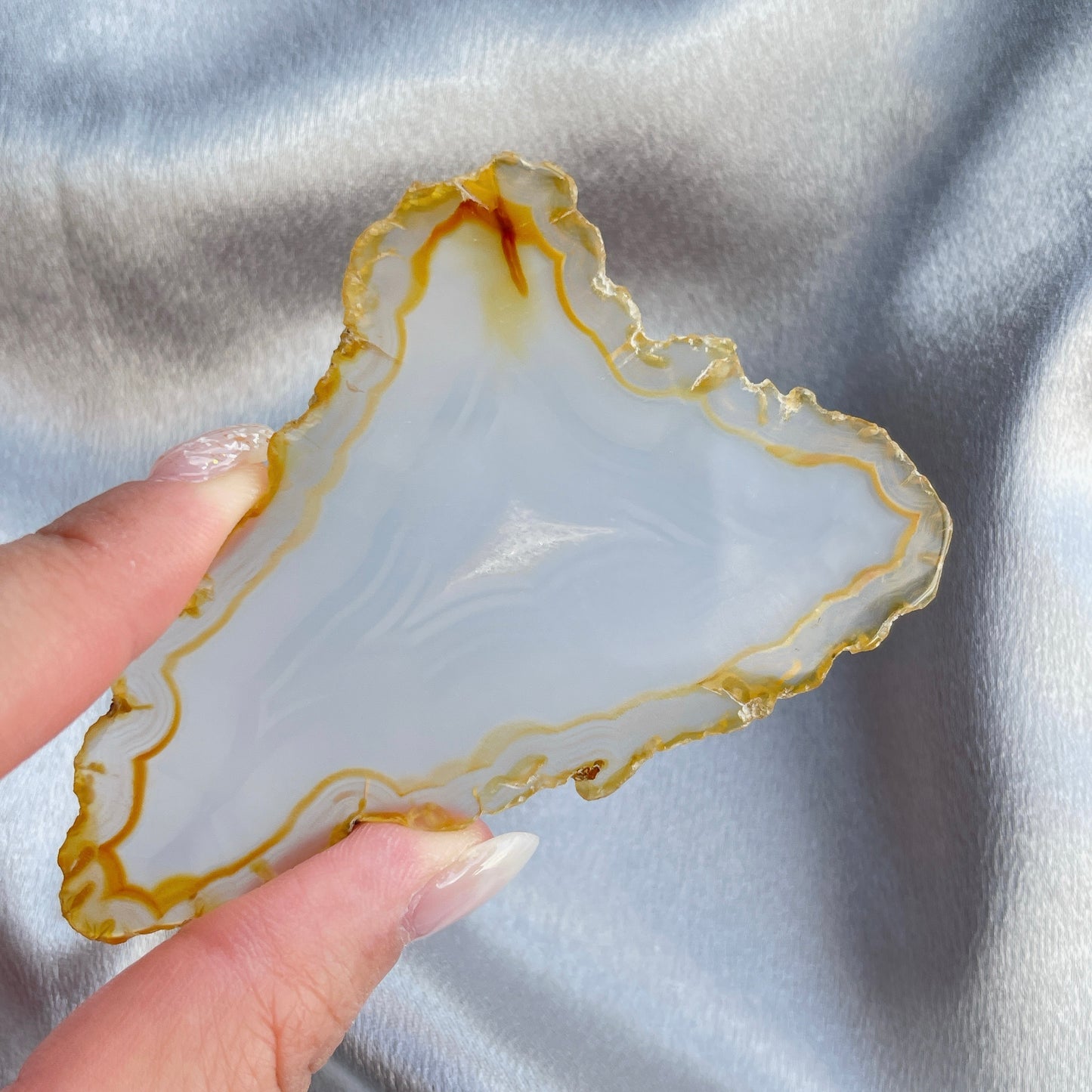 虹彩瑪瑙是一種細帶狀、半透明的石髓 (Chalcedony)，並且可將透射光分解成為光譜顏色。”Iris”意為”彩虹”或”虹彩虹色的”，源自於希臘彩虹女神的名字。  Iris agate is a finely-banded, translucent variety of chalcedony that breaks up transmitted light into spectral colors. The word “Iris” means “rainbow” or “to make iridescent” and is derived from the name of the Greek goddess of the rainbow.     *以上資料轉載自 “GIA Hong Kong - Jul 2021”