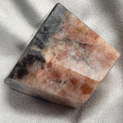 Sunstone Iolite  太陽石堇青石結合了Sunstone的溫暖喜悅和Iolite的涼爽平靜，幫助我們看到可能性。當生活感覺混亂，他能幫助我們重新接地並冷靜地評估情況。而且激活了我們解決問題的技能，鼓勵邏輯和直覺思維，帶來新的視角。太陽石堇青石推薦給任何想在身心上更健康的人，幫助我們養成健康的習慣並持開放態度。