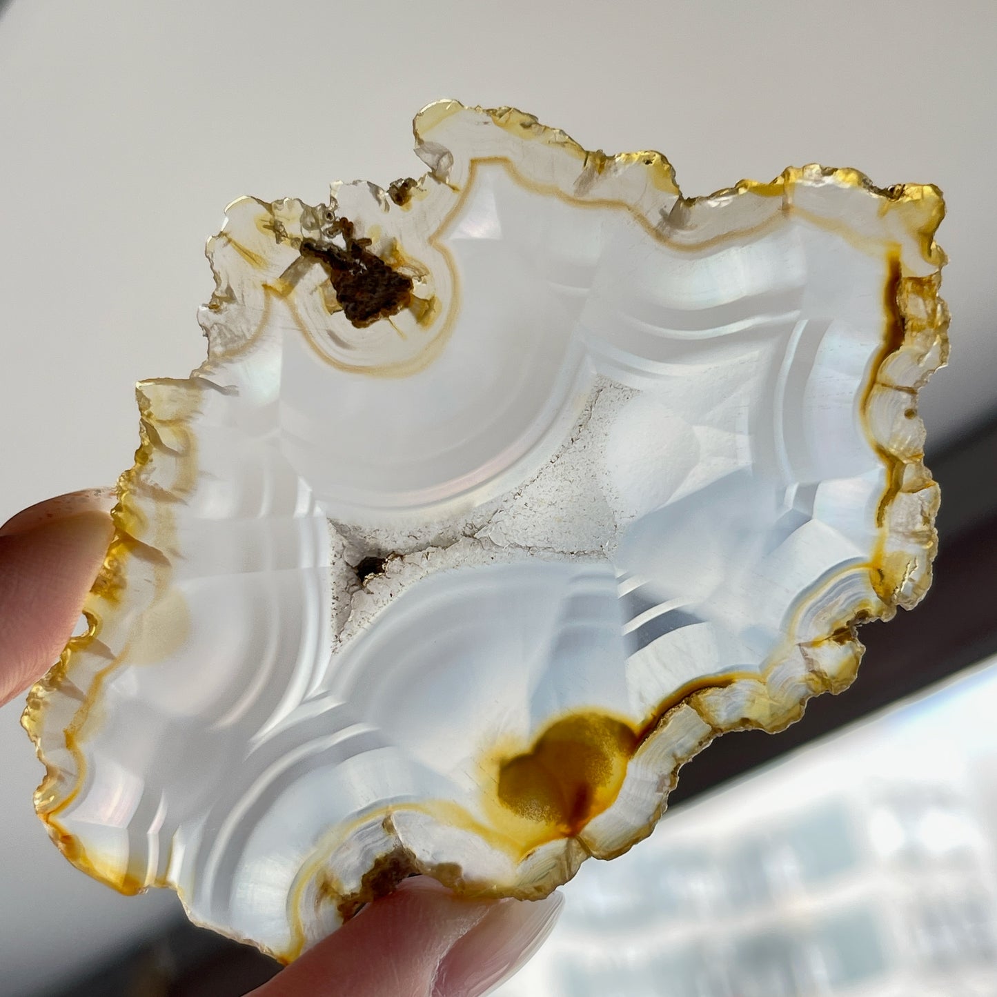 虹彩瑪瑙是一種細帶狀、半透明的石髓 (Chalcedony)，並且可將透射光分解成為光譜顏色。”Iris”意為”彩虹”或”虹彩虹色的”，源自於希臘彩虹女神的名字。  Iris agate is a finely-banded, translucent variety of chalcedony that breaks up transmitted light into spectral colors. The word “Iris” means “rainbow” or “to make iridescent” and is derived from the name of the Greek goddess of the rainbow.     *以上資料轉載自 “GIA Hong Kong - Jul 2021”