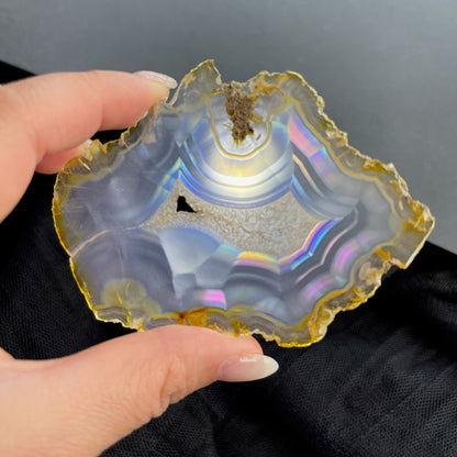 虹彩瑪瑙是一種細帶狀、半透明的石髓 (Chalcedony)，並且可將透射光分解成為光譜顏色。”Iris”意為”彩虹”或”虹彩虹色的”，源自於希臘彩虹女神的名字。  Iris agate is a finely-banded, translucent variety of chalcedony that breaks up transmitted light into spectral colors. The word “Iris” means “rainbow” or “to make iridescent” and is derived from the name of the Greek goddess of the rainbow.     *以上資料轉載自 “GIA Hong Kong - Jul 2021”